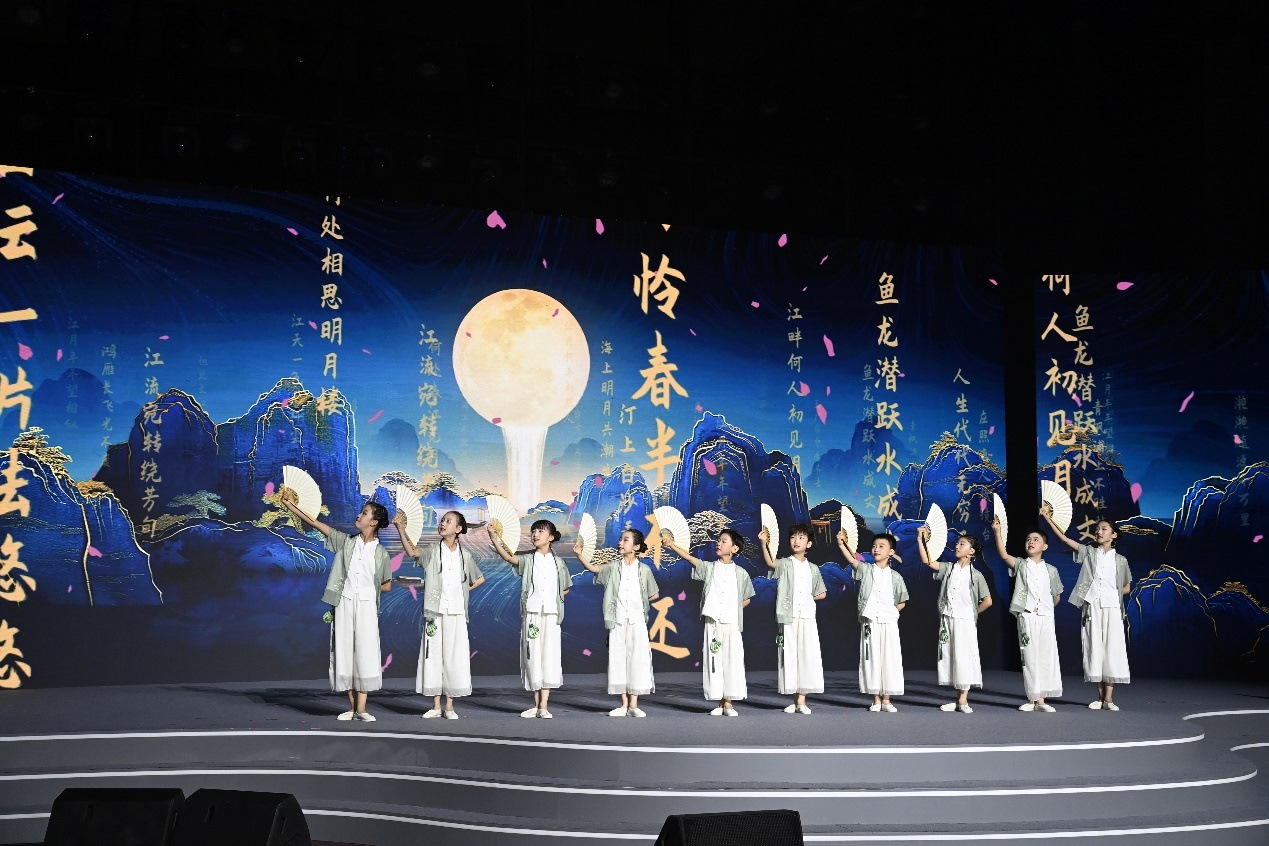 揚州市邗江區(qū)實驗學校蔣王小學學生吟誦《春江花月夜》。