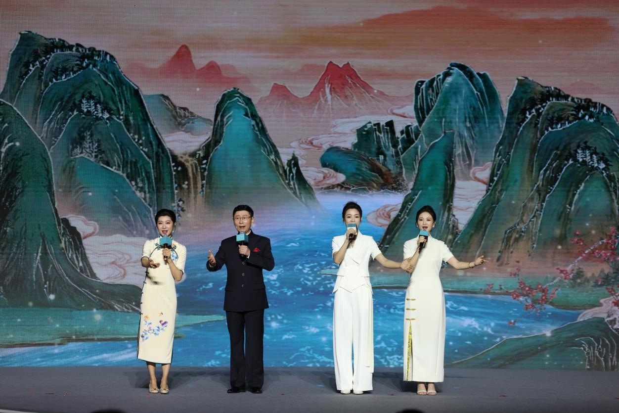 國家一級演員、京劇表演藝術(shù)家王平（左二），國家一級演員、南京藝術(shù)學院教授單雯（左一），浙江小百花越劇團青年演員陳麗君（右二）、何青青（右一）同臺唱響千年運河情。