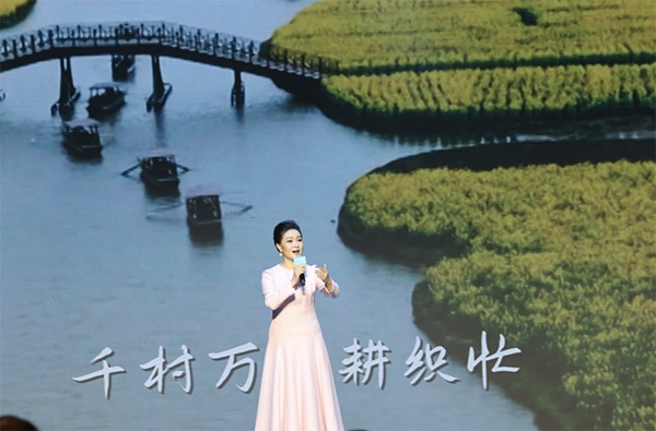 歌唱家、中國音樂學院教授雷佳現(xiàn)場演唱。
