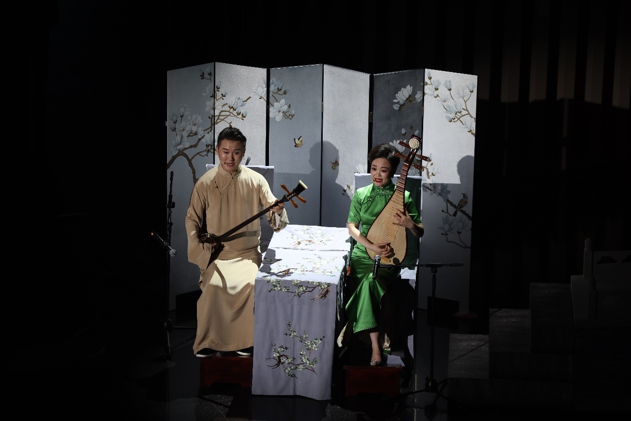 國家一級演員、揚州曲藝研究所青年演員劉芓君（右）、揚州曲藝研究所青年演員王智超（左）現(xiàn)場表演。