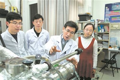 2017年10月，清華大學低維量子物理國家重點實驗室，薛其坤（左三）與學生討論實驗工作。 苑潔攝
