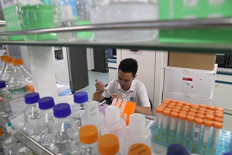 在三亞崖州灣科技城，一名青年科技工作者正在進(jìn)行科研工作。