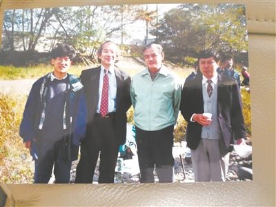 薛其坤（左一）在日本求學期間與導師櫻井教授合影。受訪者供圖