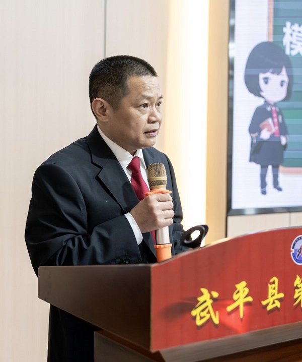 圖④：武平法院刑庭庭長(zhǎng)候良石在模擬法庭后為學(xué)生上普法課。