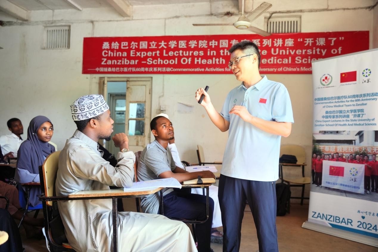 李勇醫(yī)生在解答學(xué)生的問題。 中國援桑醫(yī)療隊供圖