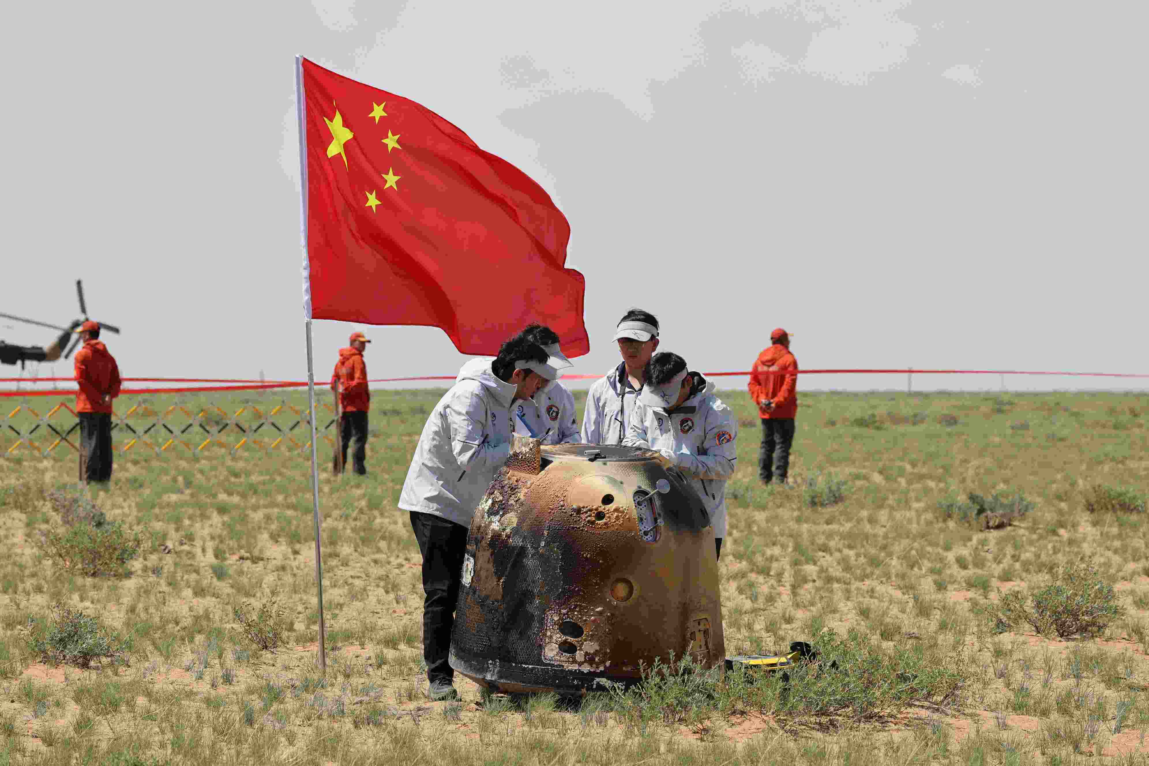 2024年6月25日拍攝的嫦娥六號(hào)返回器回收現(xiàn)場(chǎng)。