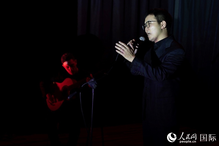 歌曲表演。馬丁·薩巴拉攝