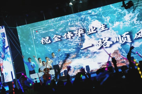 歌曲《祝你一路順風(fēng)》演出現(xiàn)場(chǎng)。供圖：日照職業(yè)技術(shù)學(xué)院