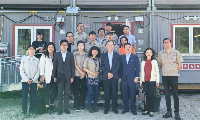中國駐瑞典大使崔愛民（前排右四）走訪瑞典科達利公司和先導智能公司，并與企業(yè)負責人和部分員工合影。中國駐瑞典大使館供圖