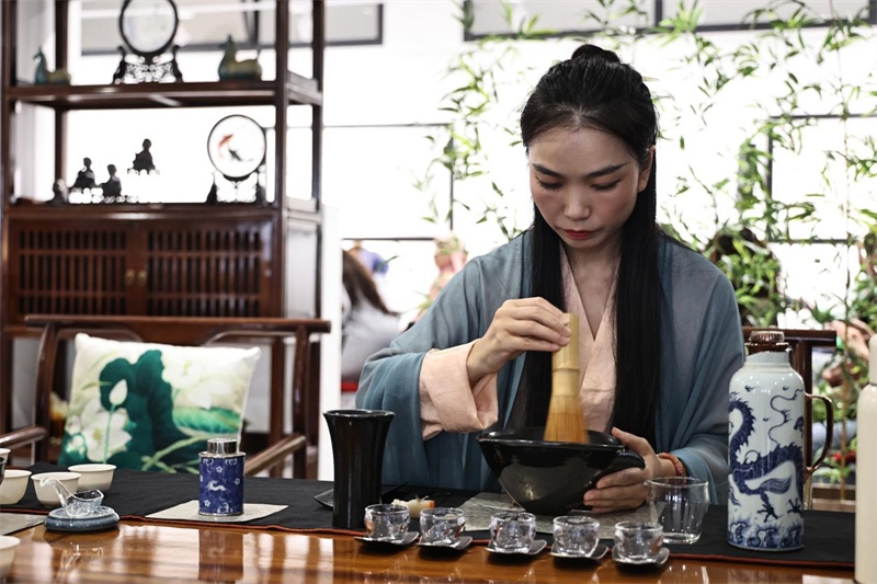 茶藝師現(xiàn)場(chǎng)展示宋式點(diǎn)茶。拉巴特中國(guó)文化中心供圖