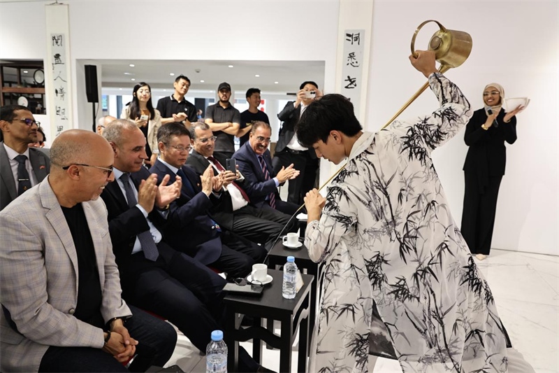 長(zhǎng)嘴壺斟茶。拉巴特中國(guó)文化中心供圖
