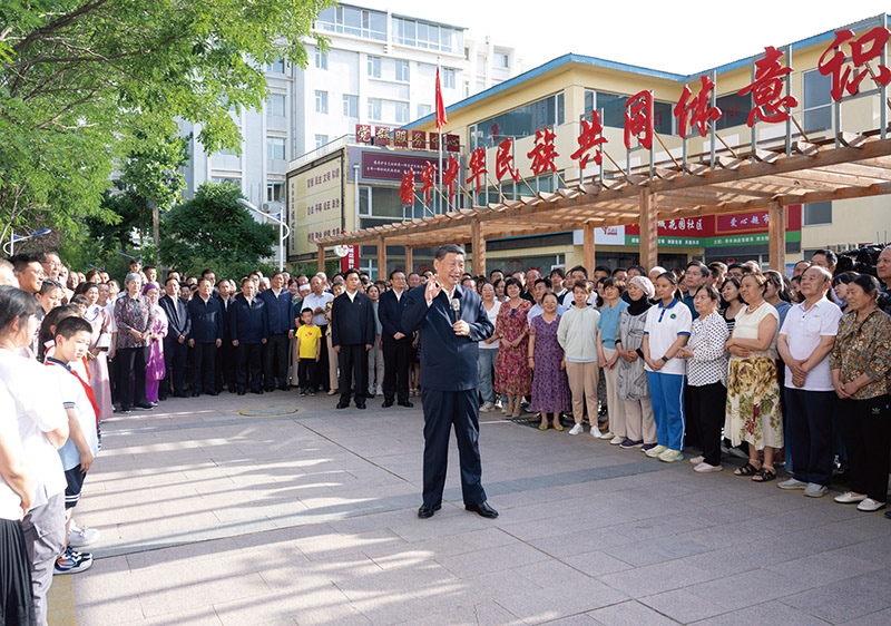 2024年6月19日至20日，中共中央總書記、國家主席、中央軍委主席習(xí)近平在寧夏考察。這是19日下午，習(xí)近平在銀川市金鳳區(qū)長城花園社區(qū)考察時，同社區(qū)居民親切交流。 新華社記者 謝環(huán)馳/攝
