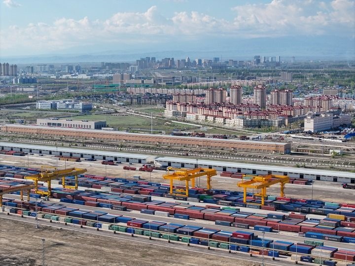 這是2024年4月18日拍攝的霍爾果斯鐵路口岸換裝場(chǎng)（無人機(jī)照片）。新華社記者 趙戈 攝