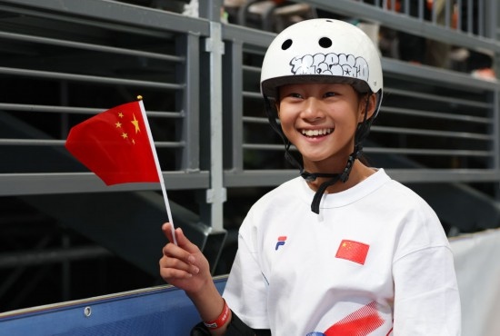 5月16日，巴黎奧運(yùn)會(huì)資格系列賽上海站滑板女子碗池預(yù)賽在上海舉行。圖為鄭好好在比賽后慶祝，她在預(yù)賽中最佳成績(jī)?yōu)?1.73分。新華社記者 王楷焱 攝