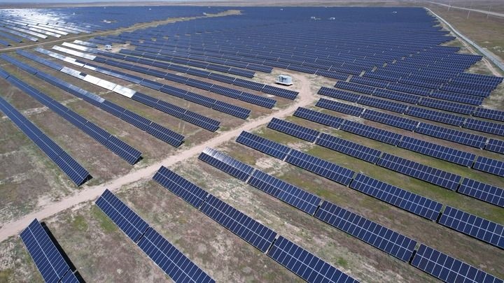 這是2023年5月4日在哈薩克斯坦阿拉木圖州拍攝的卡普恰蓋100兆瓦光伏電站的太陽能電池板（無人機(jī)照片）。新華社發(fā)（奧斯帕諾夫攝）