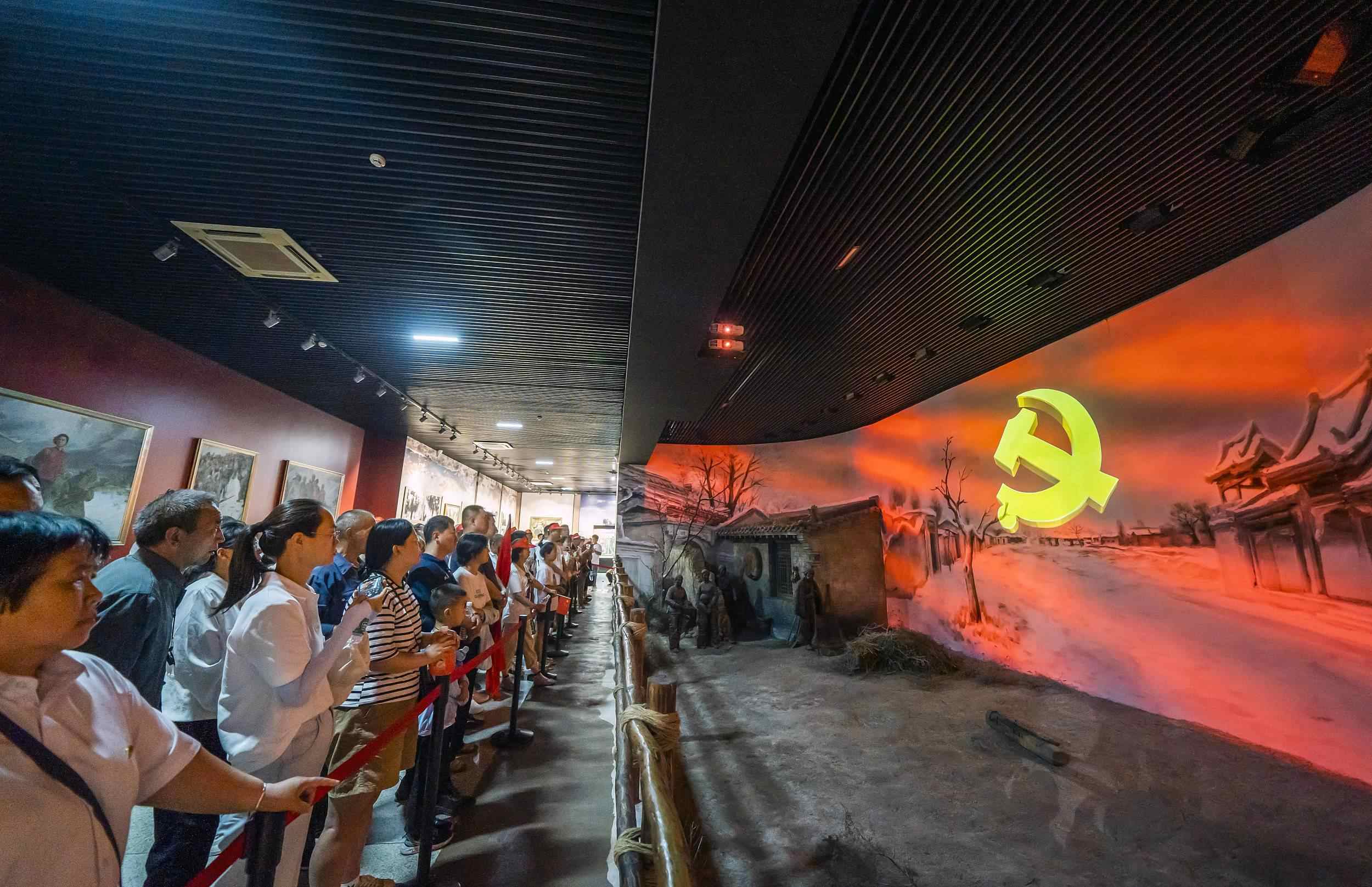 山西呂梁，游客正在文水縣劉胡蘭紀(jì)念館參觀。（圖片來源：視覺中國(guó)）