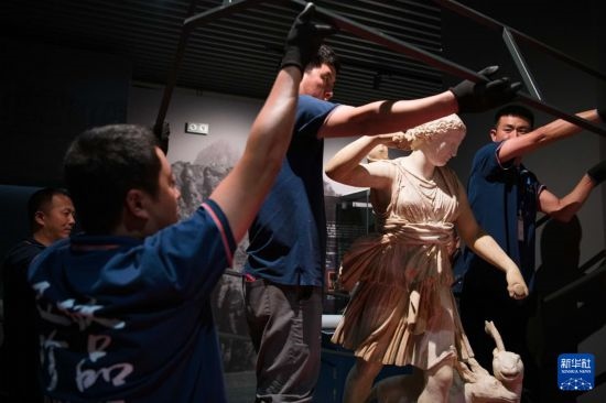 7月2日，工作人員將開(kāi)箱后的古希臘文物放置在展臺(tái)上。新華社記者 張端 攝