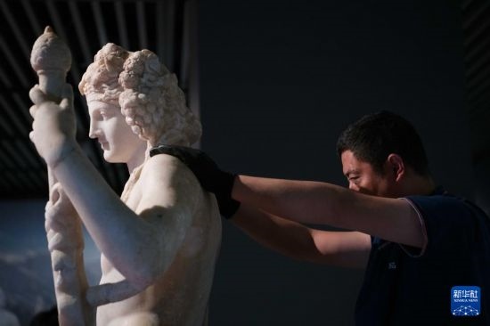 7月2日，工作人員將開(kāi)箱后的古希臘文物放置在展臺(tái)上。新華社記者 張端 攝