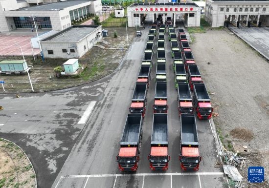 7月2日，車輛在巴克圖口岸辦理通關(guān)手續(xù)（無人機照片）。新華社發(fā)（馬丁 攝）