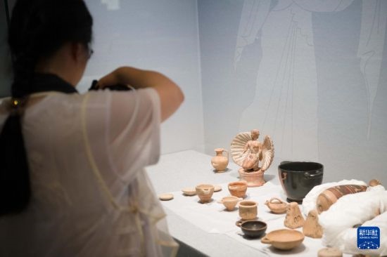 7月2日，開(kāi)箱后的古希臘文物被工作人員移入展柜。新華社記者 張端 攝