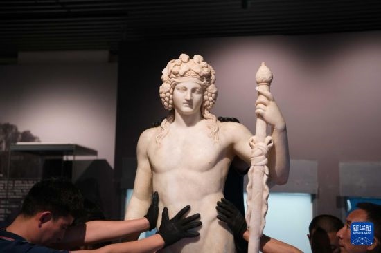 7月2日，工作人員將開(kāi)箱后的古希臘文物放置在展臺(tái)上。新華社記者 張端 攝