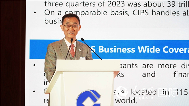 跨境銀行間支付清算有限責(zé)任公司總裁許再越發(fā)言。 人民網(wǎng) 張茜 攝