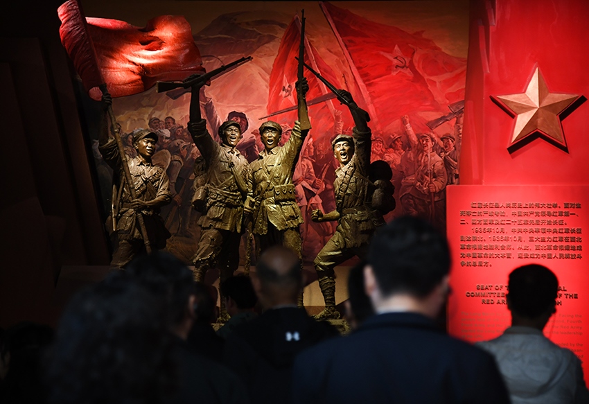 圖為2024年5月9日，游客在延安革命紀(jì)念館參觀。 新華社記者 張博文 攝