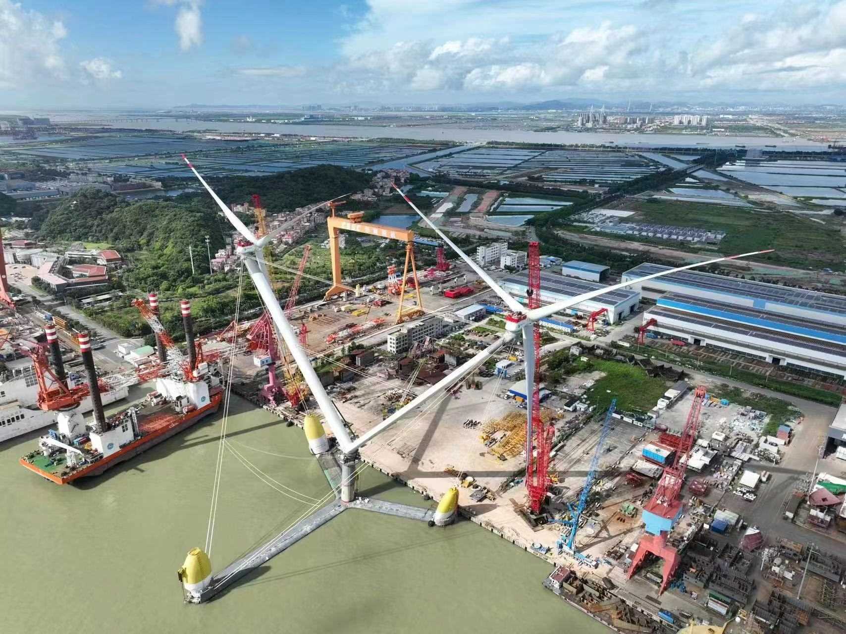 全球單體容量最大漂浮式風(fēng)電平臺(tái)吊裝完成。受訪(fǎng)方供圖