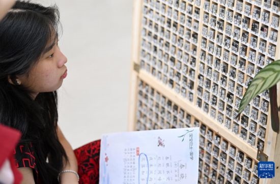 7月3日，外國學(xué)生在了解中國的活字印刷。新華社記者 李然 攝