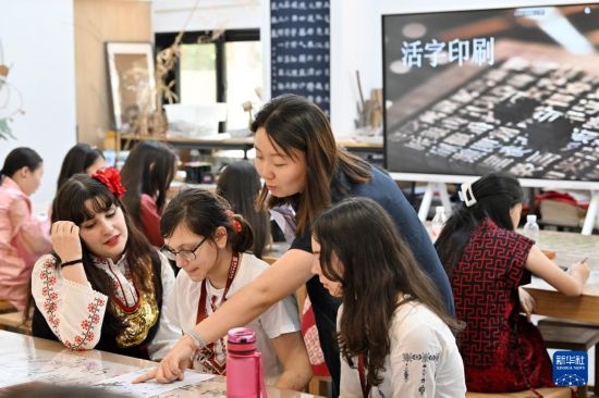 7月3日，外國學(xué)生在了解中國文化。新華社記者 李然 攝