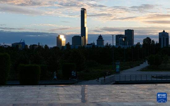 這是7月2日拍攝的哈薩克斯坦首都阿斯塔納市中心的建筑群。新華社記者 白雪騏 攝