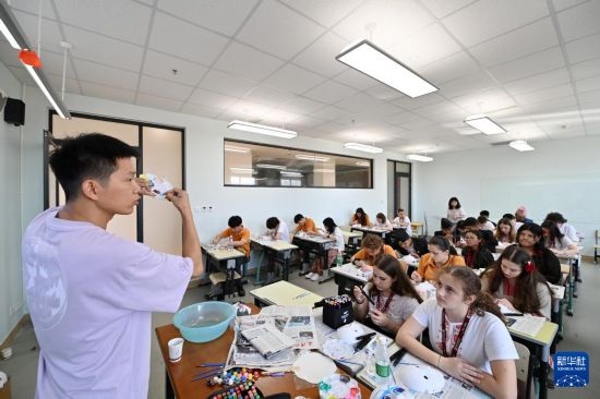7月3日，外國學(xué)生在學(xué)習(xí)繪制京劇臉譜。新華社記者 李然 攝