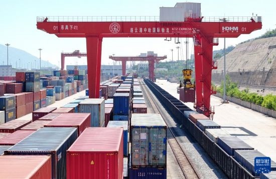 6月30日，在中哈連云港物流合作基地，大型機械在吊裝集裝箱（無人機照片）。新華社發(fā)（王健民 攝）