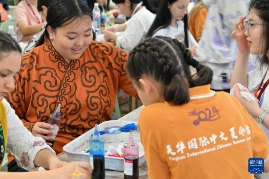 7月3日，外國學(xué)生在了解中國的染布技術(shù)。新華社記者 李然 攝