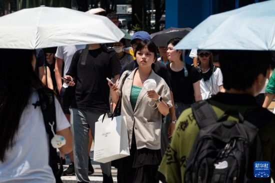 7月4日，人們?cè)谌毡緰|京原宿的街道上行走。新華社記者 張笑宇 攝
