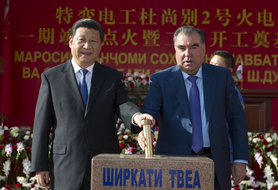 2014年9月13日，國家主席習(xí)近平和塔吉克斯坦總統(tǒng)拉赫蒙在杜尚別共同出席中塔兩國重大合作項目——杜尚別2號熱電廠一期工程竣工儀式、二期工程開工儀式。這是習(xí)近平和拉赫蒙一同將裝有兩國元首簽名二期工程奠基紀(jì)念頁的金色金屬管放入水泥墩中。新華社記者 黃敬文 攝