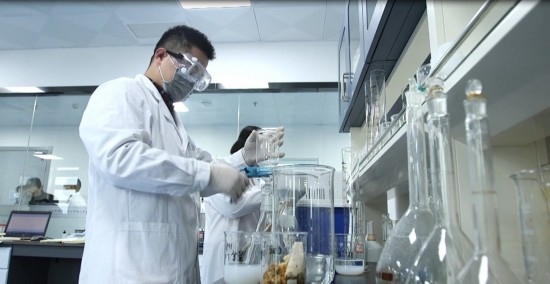 中國科學(xué)院贛江創(chuàng)新研究院科研人員在做實(shí)驗(yàn)。