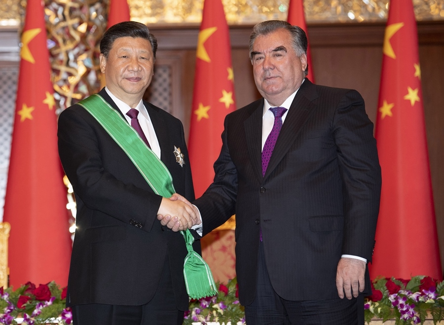 2019年6月15日，國家主席習(xí)近平在杜尚別出席儀式，接受塔吉克斯坦總統(tǒng)拉赫蒙授予“王冠勛章”。新華社記者 沙達提 攝