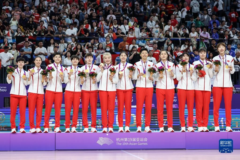 2023年10月5日，在杭州亞運會籃球項目女子決賽中，中國隊以74比72戰(zhàn)勝日本隊，奪得冠軍。圖為中國隊球員在頒獎儀式上。新華社記者 潘昱龍 攝