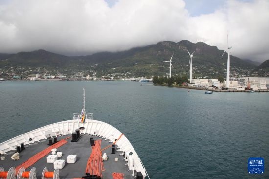 7月5日，中國(guó)海軍“和平方舟”號(hào)醫(yī)院船抵達(dá)塞舌爾維多利亞新港碼頭。新華社發(fā)（劉志磊 攝）