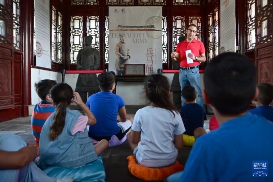 7月4日，在馬耳他桑塔露琪亞市的中國(guó)古典園林“靜園”，人們聆聽關(guān)于兵馬俑的講解。新華社發(fā)（喬納森·博格 攝）