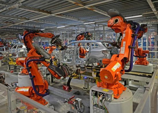 在華晨寶馬沈陽鐵西工廠車身車間，機器臂在焊接車身（2022年2月16日攝）。新華社記者 楊青 攝