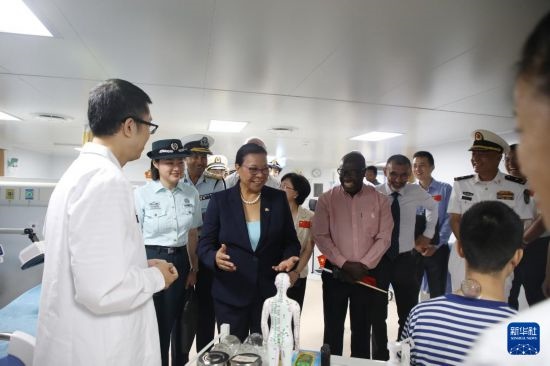 7月5日，塞舌爾衛(wèi)生部長(zhǎng)維多在中國(guó)海軍“和平方舟”號(hào)醫(yī)院船上參觀中醫(yī)診室。新華社發(fā)（劉志磊 攝）