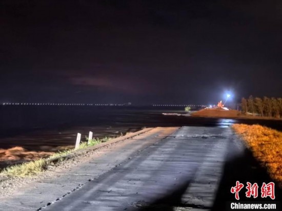  7月6日凌晨，湖南岳陽華容縣團洲垸洞庭湖一線堤防決口現(xiàn)場。中新社記者 白祖偕 攝