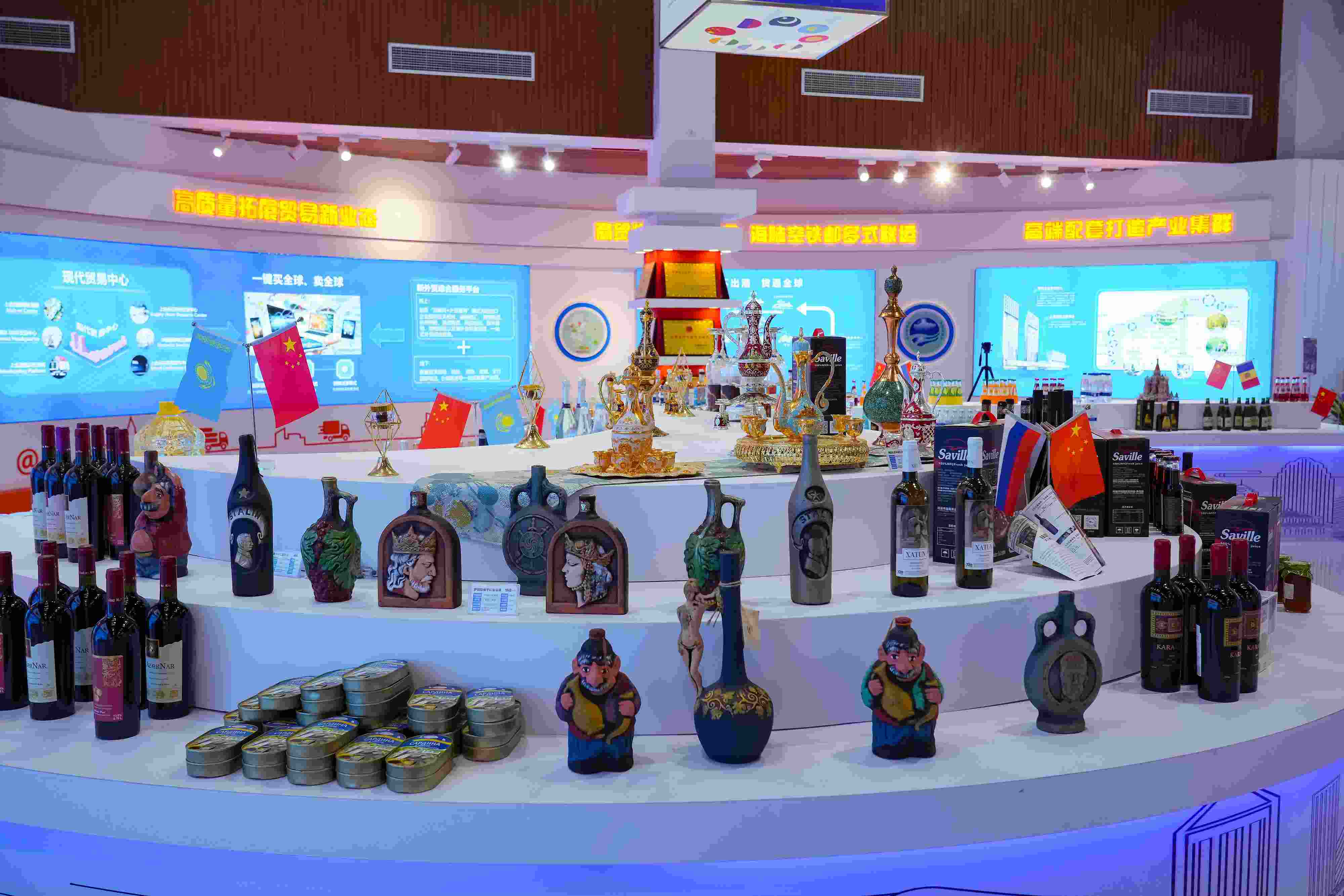 2022年10月19日，青島，上合示范區(qū)展出的上合組織國(guó)家特色商品。