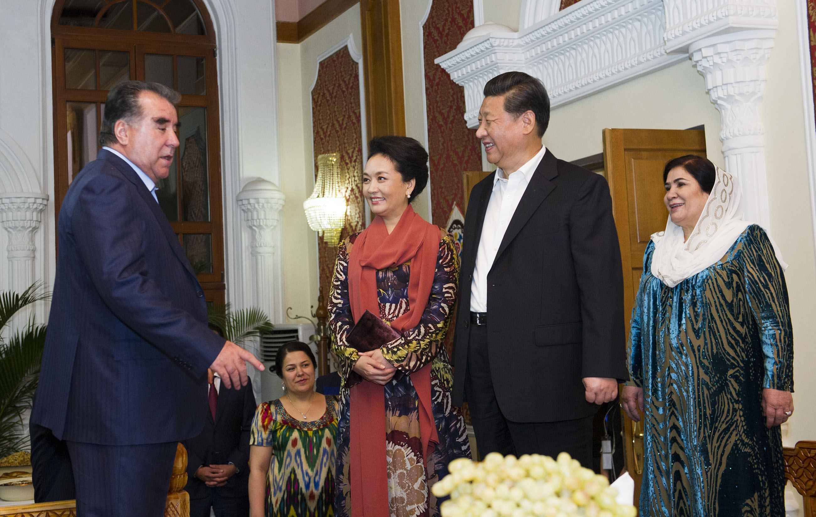 2014年9月12日，習(xí)近平主席在杜尚別出席塔吉克斯坦總統(tǒng)拉赫蒙舉行的家宴。這是習(xí)近平主席和夫人彭麗媛在拉赫蒙夫婦陪同下參觀總統(tǒng)官邸。