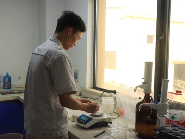 武漢直屬庫租倉點質(zhì)檢員正在對小麥進行質(zhì)量檢測。受訪者供圖