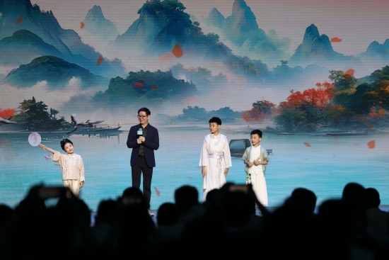 酈波與小朋友們對(duì)詩(shī)。