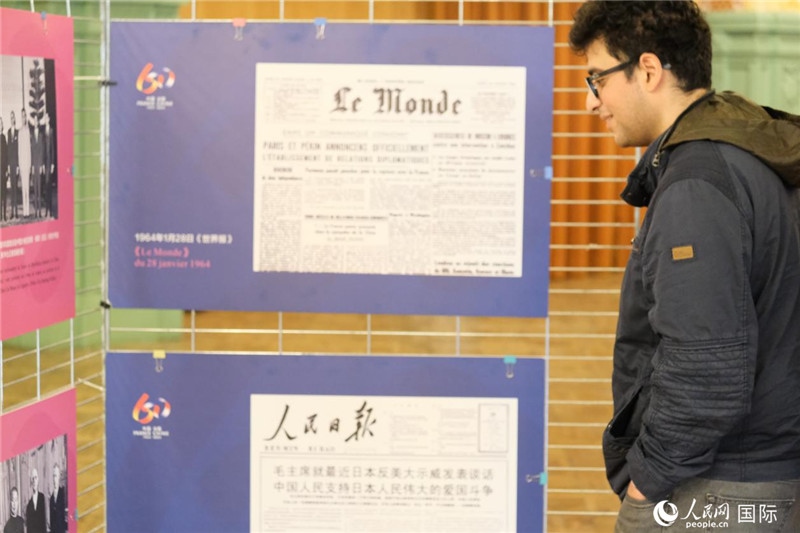 蒙達(dá)爾紀(jì)市民駐足“中法建交六十周年”圖片展。人民網(wǎng)記者 于超凡攝