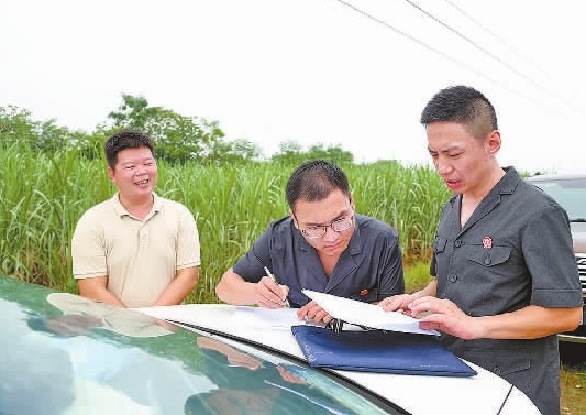 圖③：清塘后，執(zhí)行干警與某農場負責人確認魚塘交付情況。